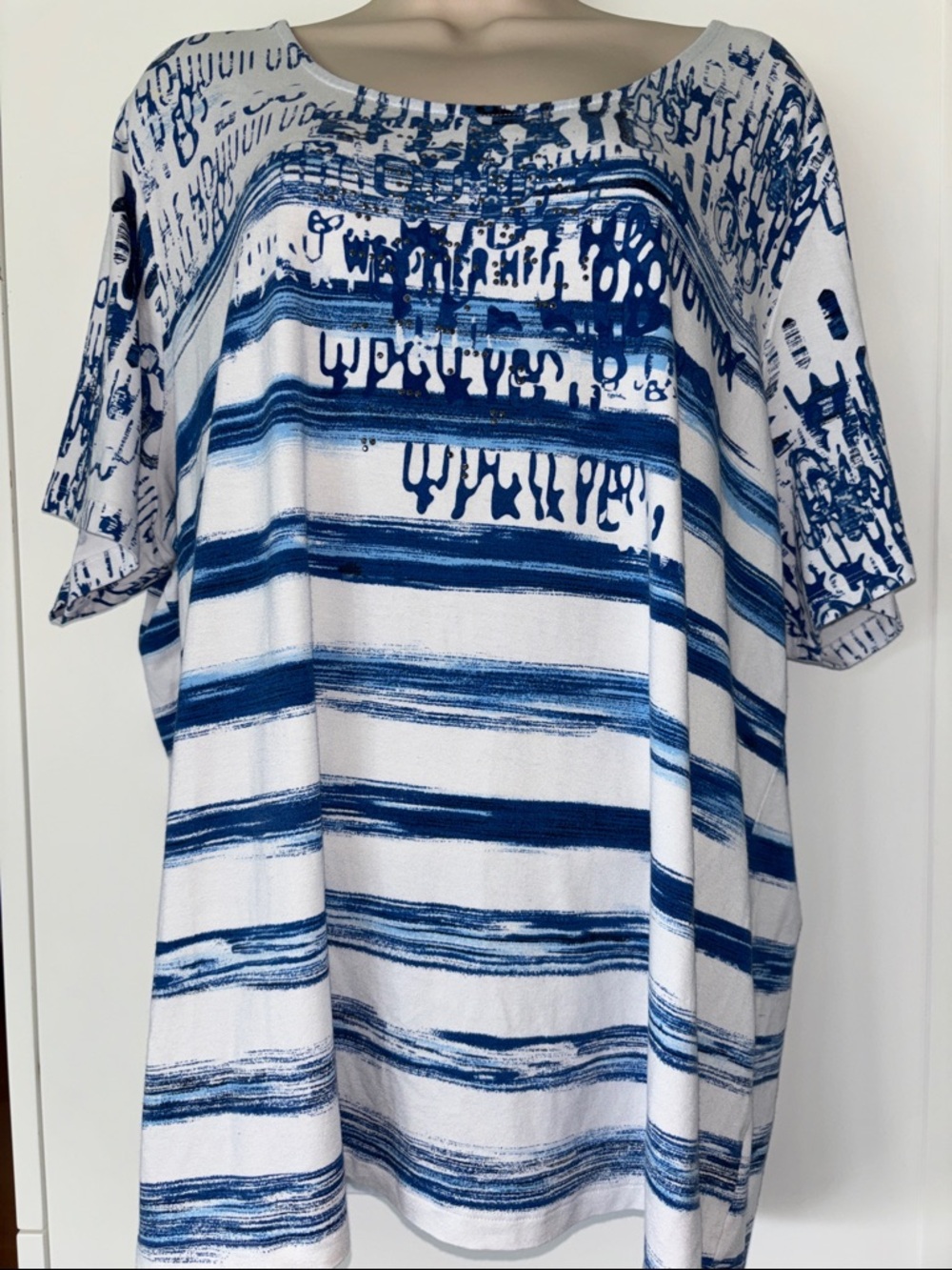 Laura Plus blue and white top